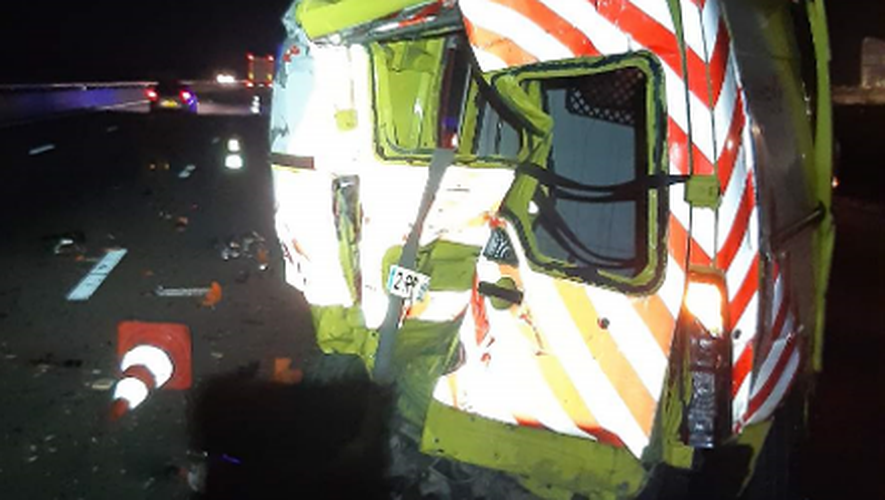 Accidents de la route : un fourgon de VINCI défoncé par un poids lourd sur l'autoroute, le routier blessé