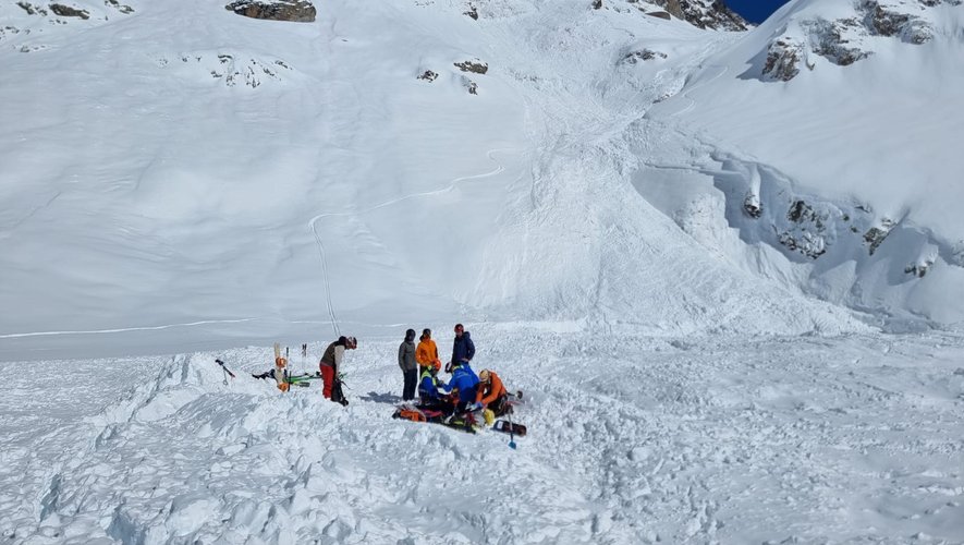 Miracle dans les Pyrénées : emporté par une avalanche, le snowboardeur dévale la pente sur 300 mètres, finit enseveli sous la neige et s'en sort indemne