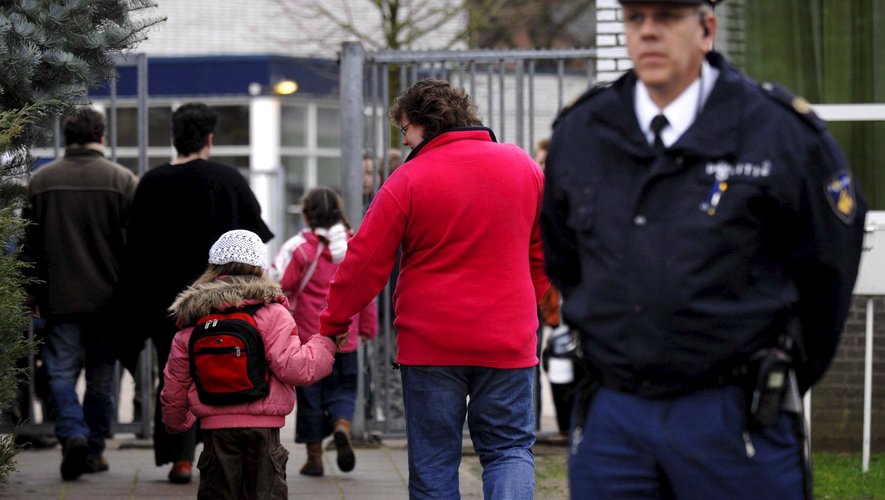 Pays-Bas : Prise d’otages dans un café, 150 habitants évacués, "pas de motivation terroriste à l’heure actuelle"