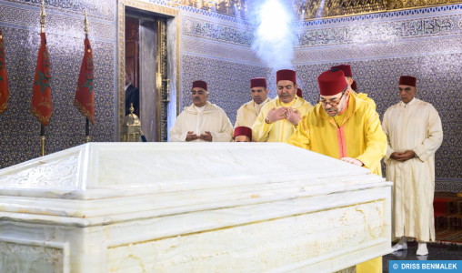 SM le Roi, Amir Al Mouminine, se recueille sur la tombe de Feu SM le Roi Mohammed V