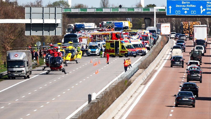 Un autocar FlixBus se renverse sur l’autoroute : au moins cinq personnes sont mortes, la route est fermée à la circulation