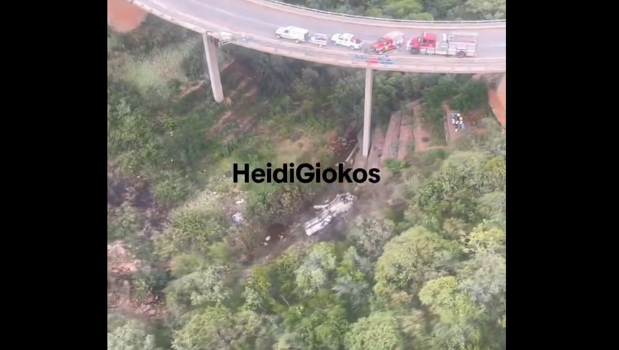 VIDEO - Afrique du Sud : Le car tombe du pont et s’enflamme en s’écrasant… Au moins 45 morts, un enfant de 8 ans miraculé
