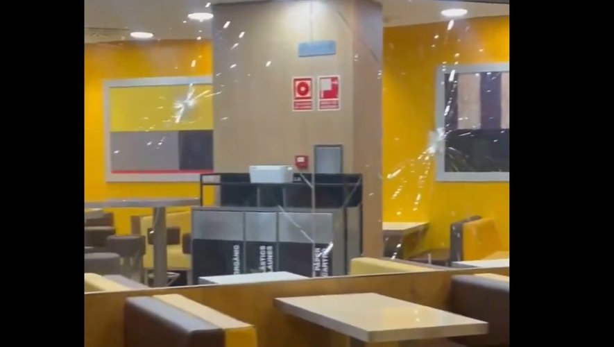 VIDEOS Espagne : Il attaque un centre commercial à la hache à une heure de grosse affluence, l’assaillant maîtrisé par un policier en congé