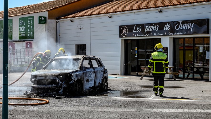 Près de Perpignan : sa voiture s’embrase devant la boulangerie, il quitte les lieux…
