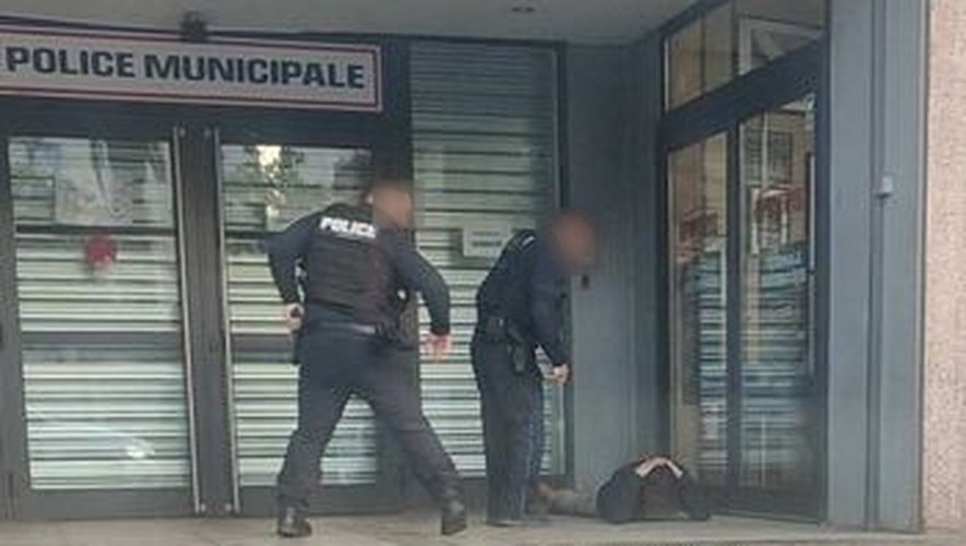 Perpignan : armé d’un couteau, il vient s’asseoir devant le poste de police municipale