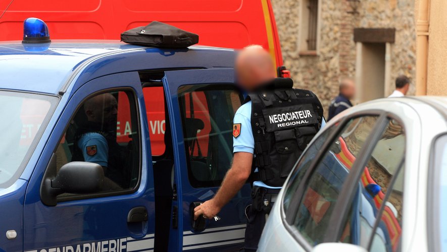 Armé d’un couteau il menaçait de se suicider près de Perpignan : trois négociateurs de la gendarmerie sauvent le jeune homme