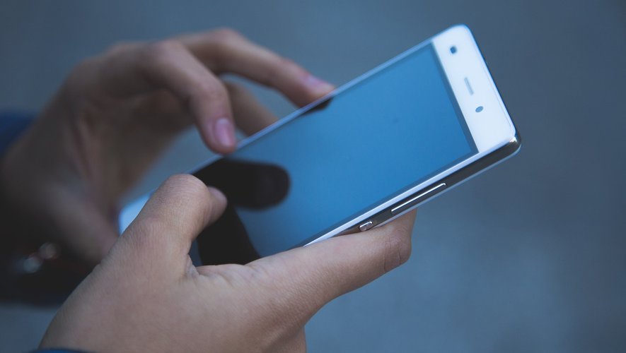 Un as de l’informatique de 15 ans interpellé pour des escroqueries via des sms : comment fonctionne le "smishing" ?