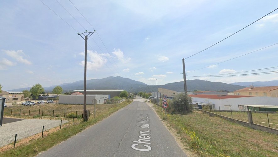 Pyrénées-Orientales : un incendie de broussailles détruit un mobil-home et menace une entreprise, trois personnes incommodées par les fumées