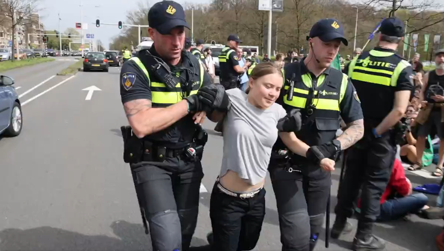 VIDÉO. Elle tentait de bloquer une autoroute : la militante écologiste Greta Thunberg embarquée par la police