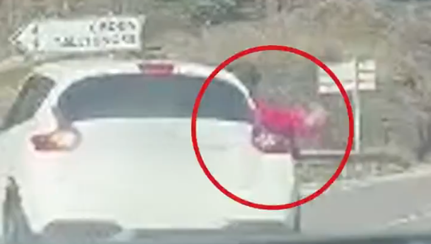 VIDÉO. Sa mère ne l’avait pas attachée : une petite fille de 2 ans passe par la fenêtre de la voiture et tombe sur la route