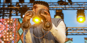 Festival Gnaoua d’Essaouira: la fusion des styles Gnaoua, Flamenco, Batucada et Zaouli, un véritable hymne au métissage culturel