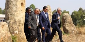 M. Bensaid visite le site archéologique “Cromelech Mzoura” à Larache