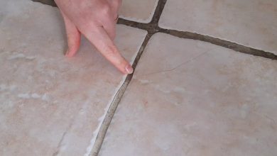 Lorsqu’il est superficiel, le nettoyage du sol peut sembler un travail ennuyeux, mais certainement léger. Si nous parlons d’un nettoyage plus en profondeur, qui comprend également le blanchiment des articulations , la situation change complètement. La saleté, la graisse et les bactéries se déposent dans les joints du sol , qui finissent par s’accumuler et les font devenir d’une couleur noire très gênante, surtout si les carreaux sont blancs ou en tout cas de couleur claire. Si vous vous souciez également beaucoup du nettoyage du sol, vous serez ravi d’apprendre qu’il est possible de blanchir les joints de manière naturelle et sans trop d’effort, et ci-dessous nous vous suggérons les 4 méthodes les plus efficaces à cet égard. Bicarbonate de sodium Lorsqu’il est combiné à de l’eau, c’est l’un des produits de nettoyage les plus efficaces sur divers types de surfaces. Dans un bol, versez l’eau et le bicarbonate de soude et mélangez jusqu’à obtenir un mélange crémeux. Utilisez une brosse à dents pour appliquer la pâte sur le coulis et laissez reposer pendant 5 minutes. Frottez avec la brosse entre les joints pour enlever la saleté, puis rincez. Peroxyde d’hydrogène Un produit qui fait partie de la trousse de secours, mais qui est aussi très utile pour nettoyer, désinfecter et blanchir les articulations. Versez du bicarbonate de soude sur les joints du sol. Ajoutez du peroxyde d’hydrogène et du savon à vaisselle liquide. Laissez reposer 5 minutes, puis frottez bien avec une brosse à dents et rincez. vinaigre blanc Le vinaigre blanc peut être utilisé de multiples façons. En plus de nettoyer les joints en profondeur, il est efficace contre le calcaire et les moisissures. Versez le vinaigre sur les joints. Ajouter du bicarbonate de soude. Frottez vigoureusement avec une brosse à dents, puis rincez.