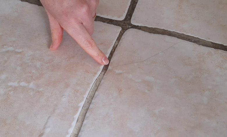Lorsqu’il est superficiel, le nettoyage du sol peut sembler un travail ennuyeux, mais certainement léger. Si nous parlons d’un nettoyage plus en profondeur, qui comprend également le blanchiment des articulations , la situation change complètement. La saleté, la graisse et les bactéries se déposent dans les joints du sol , qui finissent par s’accumuler et les font devenir d’une couleur noire très gênante, surtout si les carreaux sont blancs ou en tout cas de couleur claire. Si vous vous souciez également beaucoup du nettoyage du sol, vous serez ravi d’apprendre qu’il est possible de blanchir les joints de manière naturelle et sans trop d’effort, et ci-dessous nous vous suggérons les 4 méthodes les plus efficaces à cet égard. Bicarbonate de sodium Lorsqu’il est combiné à de l’eau, c’est l’un des produits de nettoyage les plus efficaces sur divers types de surfaces. Dans un bol, versez l’eau et le bicarbonate de soude et mélangez jusqu’à obtenir un mélange crémeux. Utilisez une brosse à dents pour appliquer la pâte sur le coulis et laissez reposer pendant 5 minutes. Frottez avec la brosse entre les joints pour enlever la saleté, puis rincez. Peroxyde d’hydrogène Un produit qui fait partie de la trousse de secours, mais qui est aussi très utile pour nettoyer, désinfecter et blanchir les articulations. Versez du bicarbonate de soude sur les joints du sol. Ajoutez du peroxyde d’hydrogène et du savon à vaisselle liquide. Laissez reposer 5 minutes, puis frottez bien avec une brosse à dents et rincez. vinaigre blanc Le vinaigre blanc peut être utilisé de multiples façons. En plus de nettoyer les joints en profondeur, il est efficace contre le calcaire et les moisissures. Versez le vinaigre sur les joints. Ajouter du bicarbonate de soude. Frottez vigoureusement avec une brosse à dents, puis rincez.