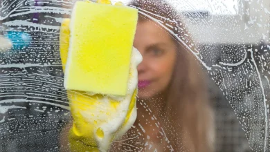 Pour cet objectif, nous vous présentons deux solutions économiques pour avoir des vitres de douche parfaitement propres sans traces. I. Les ingrédients : – Un demi-verre de vinaigre blanc. – 50 ml d’alcool. – Deux verres d’eau. – 2 cuillères à soupe de savon à vaisselle. II. Préparation de détartrant pour vitres de douche : – Dans un flacon pulvérisateur, versez deux verres d’eau, un demi verre de vinaigre blanc. – Ajoutez 50 ml d’alcool et deux cuillères à soupe de savon à vaisselle puis mélangez bien. – Vaporisez cette solution sur les vitres en question. – Laissez agir quelques minutes puis rincez à l’eau chaude et vous ne verrez plus de tache. III. Astuce bonus : – Vous pouvez faire un autre détartrant en mélangeant de bicarbonate de soude avec de vinaigre blanc. – Ensuite appliquez ce mélange sur les vitres de douche et patientez un quart d’heure. – Rincez à l’eau tiède et vous allez voir que tout est nickel.