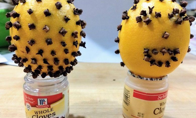 Un citron et quelques clous de girofle